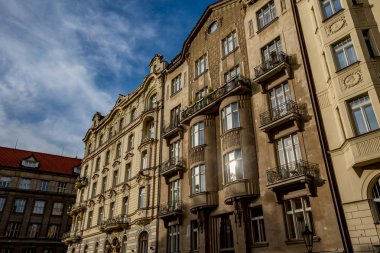 Güneş ışığı oriel penceresinde Prag'da yansıtır 