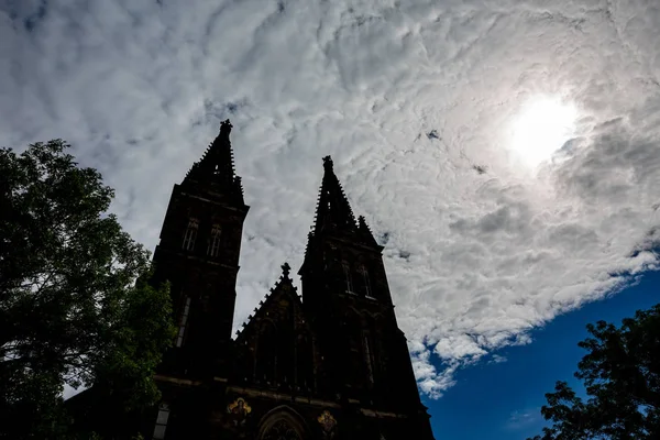 Konstig sommar himmel och katedralen siluett, Prag — Stockfoto