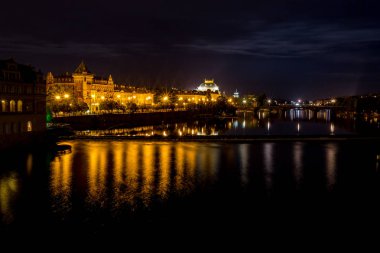 Prag gece Charles Köprüsü'nden görüldüğü gibi ihtimal
