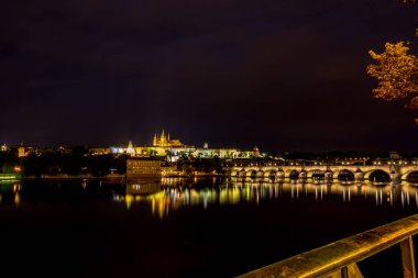 Prag gece Charles Köprüsü'nden görüldüğü gibi ihtimal