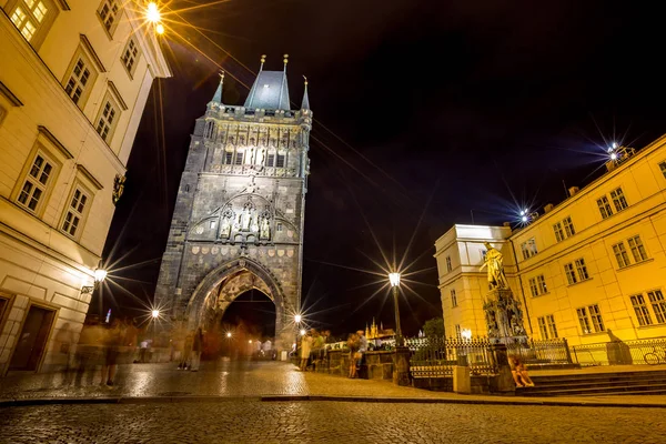 Пражская ночная съемка башни Староместского моста — стоковое фото