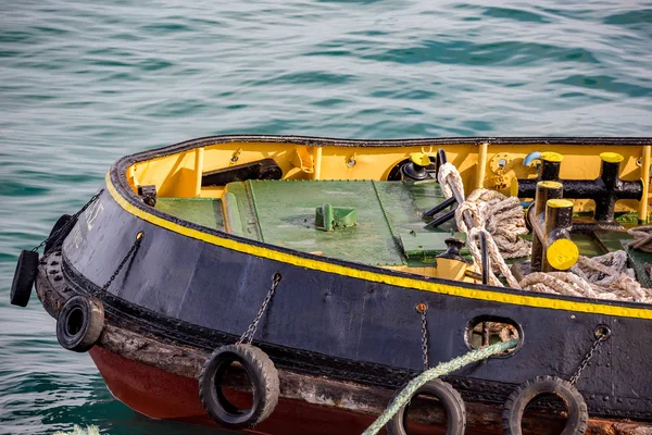 Renkli römorkör yay Yunan Harbor, kısmi görünümü