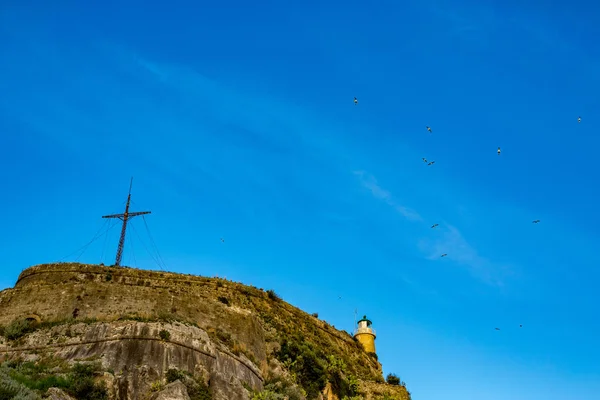 Högsta kulle i Korfu med Christian Cross — Stockfoto