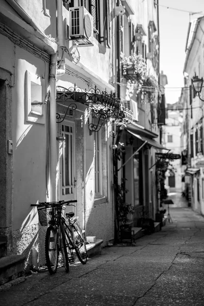 A keskeny utcán, Görögországban, fekete-fehér két kerékpár — Stock Fotó