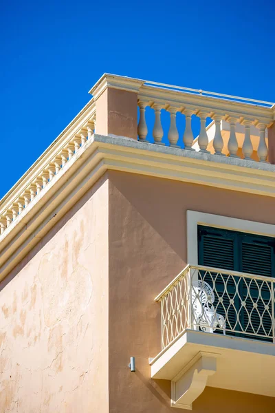 Blasse mediterrane Bauecke mit Balkon — Stockfoto