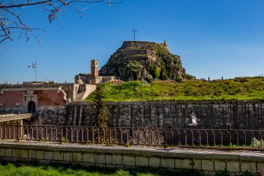 Corfu kale önünde uçan güvercin