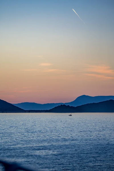 Морской пейзаж Ионического моря и маленькая рыбацкая лодка — стоковое фото