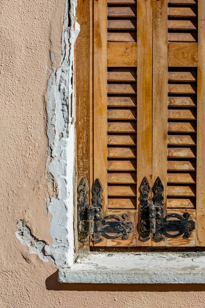 Fekete kovácsoltvas múlik a régi fa ablakok — Stock Fotó