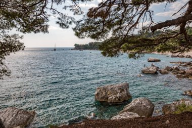 Bir grup insan üzerinde deniz kaya, Karadağ eğleniyor