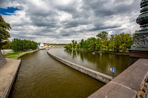 Diferentes niveles de transporte de agua en Praga — Foto de Stock