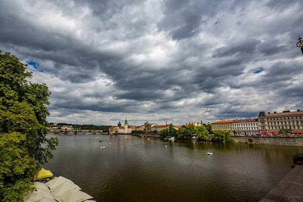 Свободный водный транспорт в Праге, летний день — стоковое фото