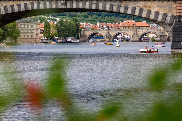 Boş zaman su taşıma yaz günü Prag'da, — Stok fotoğraf