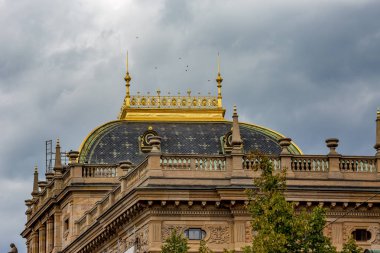 Güzel eski bina etkileyici bulutlar mavi gökyüzü ve yeşil ağaçlar ile bir yaz günü Prag'da üst kule