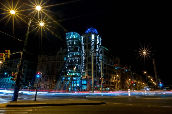 Dansende Huis in Praag, nacht lange blootstelling — Stockfoto