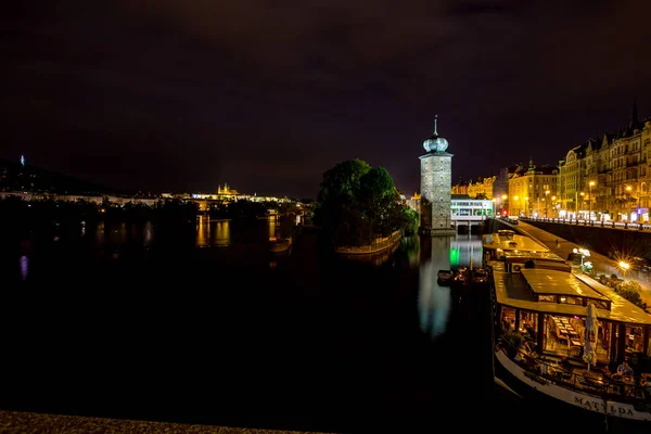 Barco restaurantes em Praga, noite longa exposição — Fotografia de Stock