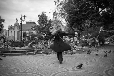 Güvercinler Sofya ile sonbahar güzel kız çalış