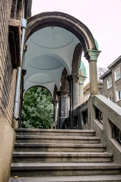 Escalera lateral de la iglesia ortodoxa, Sofía, Bulgaria — Foto de Stock