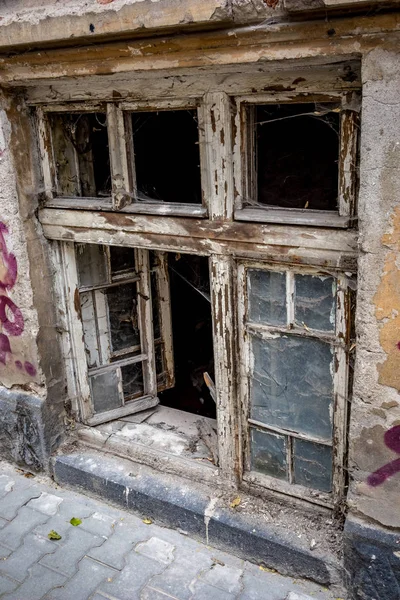 Ouvrir fenêtre en bois cassé de la maison abandonnée — Photo