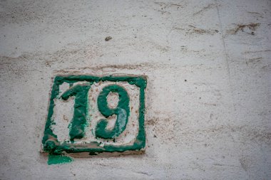 Sokak 19 sayı, seramik zemin üzerine on dokuz