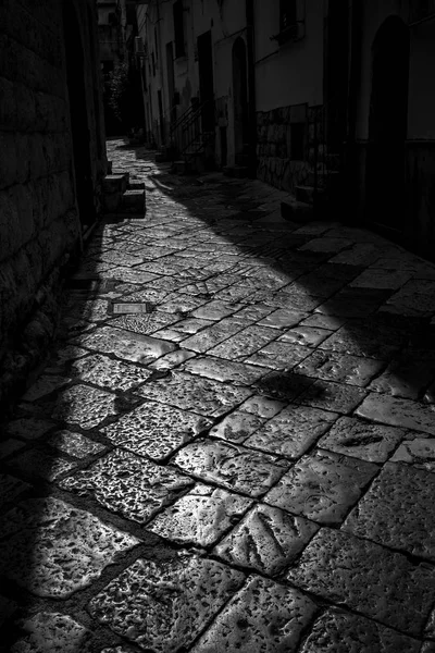 Sun-lit kő keskeny utca, Olaszország — Stock Fotó