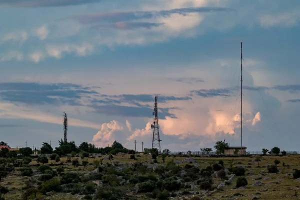 Torres de comunicación y cielo nublado al atardecer —  Fotos de Stock