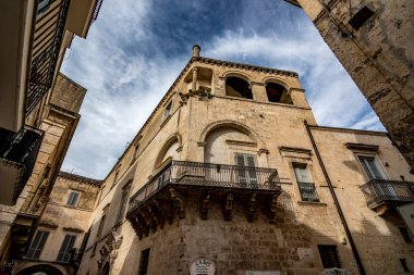İtalyan taş bina Balkonlu köşe