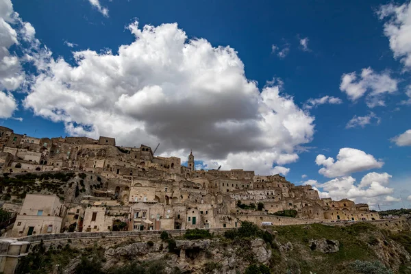 Soleado día de verano vista de la calle de Matera, Italia — Foto de Stock