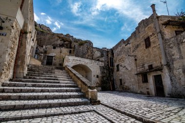 Matera, İtalya'nın güneşli yaz gün sokak görünümü