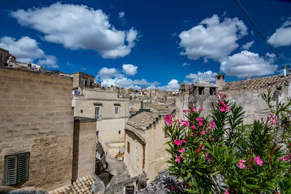 Matera, İtalya'nın güneşli yaz gün sokak görünümü — Stok fotoğraf