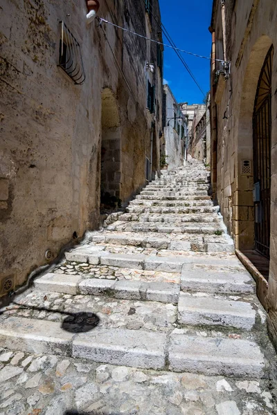 Matera, İtalya'nın güneşli yaz gün sokak görünümü — Stok fotoğraf