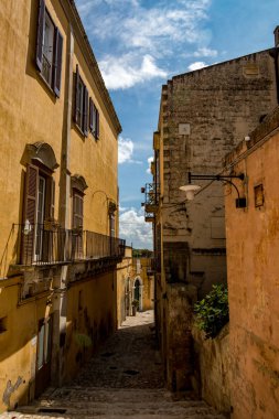 Matera, İtalya'nın güneşli yaz gün sokak görünümü