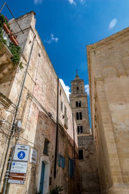 Matera, İtalya'nın güneşli yaz gün sokak görünümü