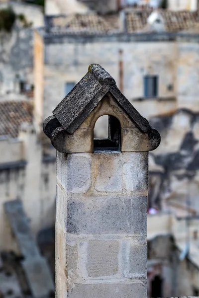 Füme baca yakın çekim, sokak görünümü, Matera, Italya — Stok fotoğraf