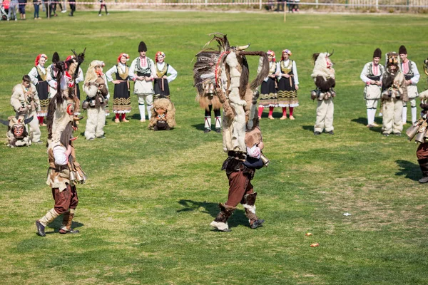 Bulgariska folklore och maskerad festival Varvara — Stockfoto