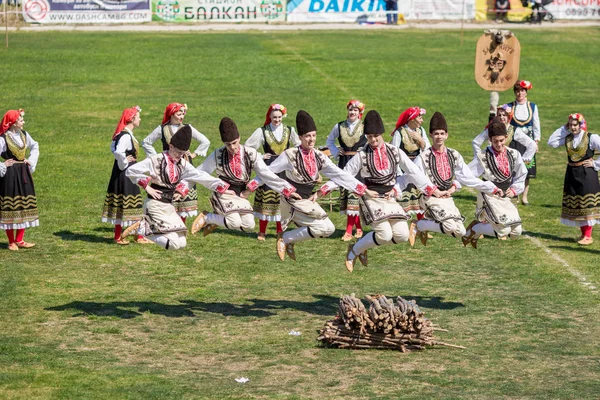 Folclore bulgaro e festival in maschera Varvara — Foto Stock
