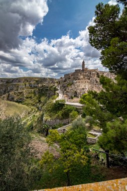 Matera, İtalya'nın güneşli yaz gün sokak görünümü