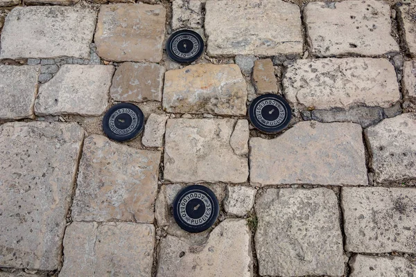 마테라의 네 개의 작은 맨홀 커버 — 스톡 사진