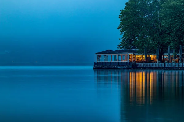 Ioannina, Grecia, mañana de lago con reflejos de niebla — Foto de Stock
