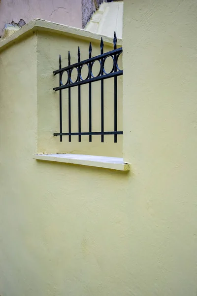 Dekoratív öntöttvas megmunkált kerítés vastag falon — Stock Fotó