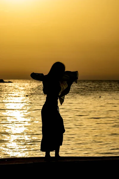 Mooi silhouet bij zonsondergang Golden sea water — Stockfoto