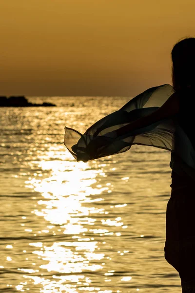 Όμορφη σιλουέτα στο ηλιοβασίλεμα χρυσή θάλασσα νερό — Φωτογραφία Αρχείου
