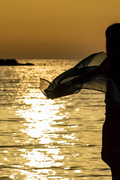 Mooi silhouet bij zonsondergang Golden sea water — Stockfoto