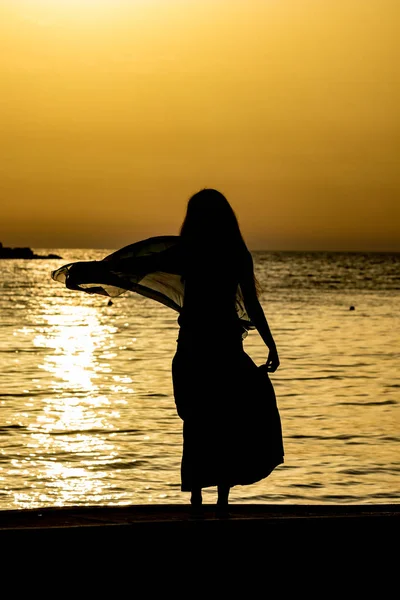 Mooi silhouet bij zonsondergang Golden sea water — Stockfoto