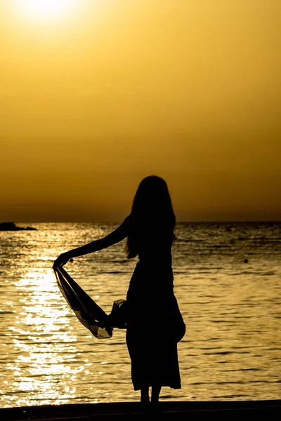 Mooi silhouet bij zonsondergang Golden sea water — Stockfoto