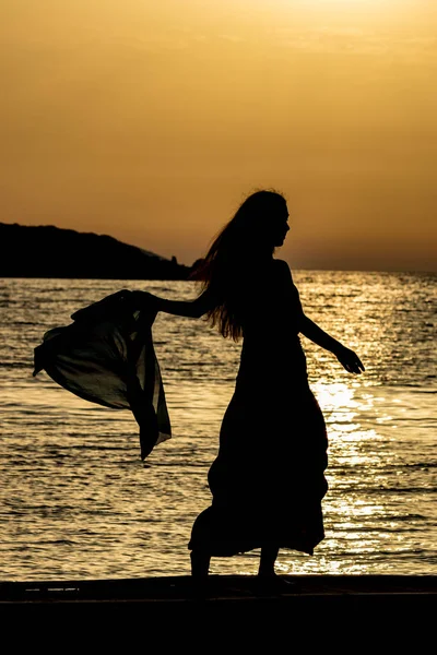 Bela silhueta ao pôr-do-sol água do mar dourada — Fotografia de Stock