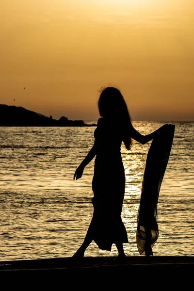 Όμορφη σιλουέτα στο ηλιοβασίλεμα χρυσή θάλασσα νερό — Φωτογραφία Αρχείου