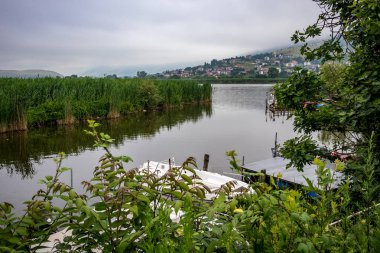 Göl manzaralı, Ioannina adası, Yunanistan