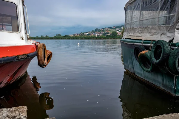 Lago pueblo vista, Isla Ioannina, Grecia — Foto de Stock