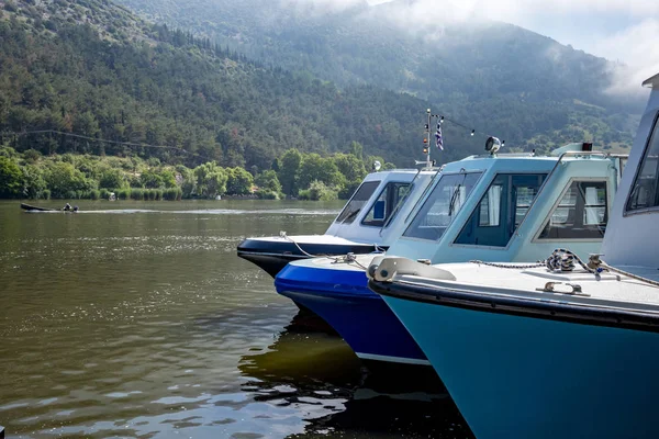 Lago ferryboats, lago Ioannina, Grecia — Foto de Stock