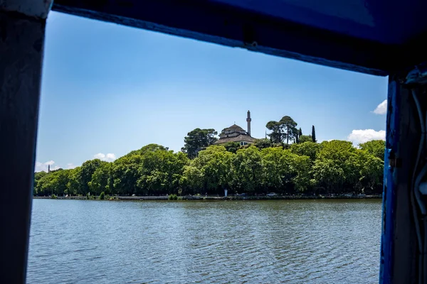 Rust van de ochtend wateren van Pamvotida, Griekenland — Stockfoto